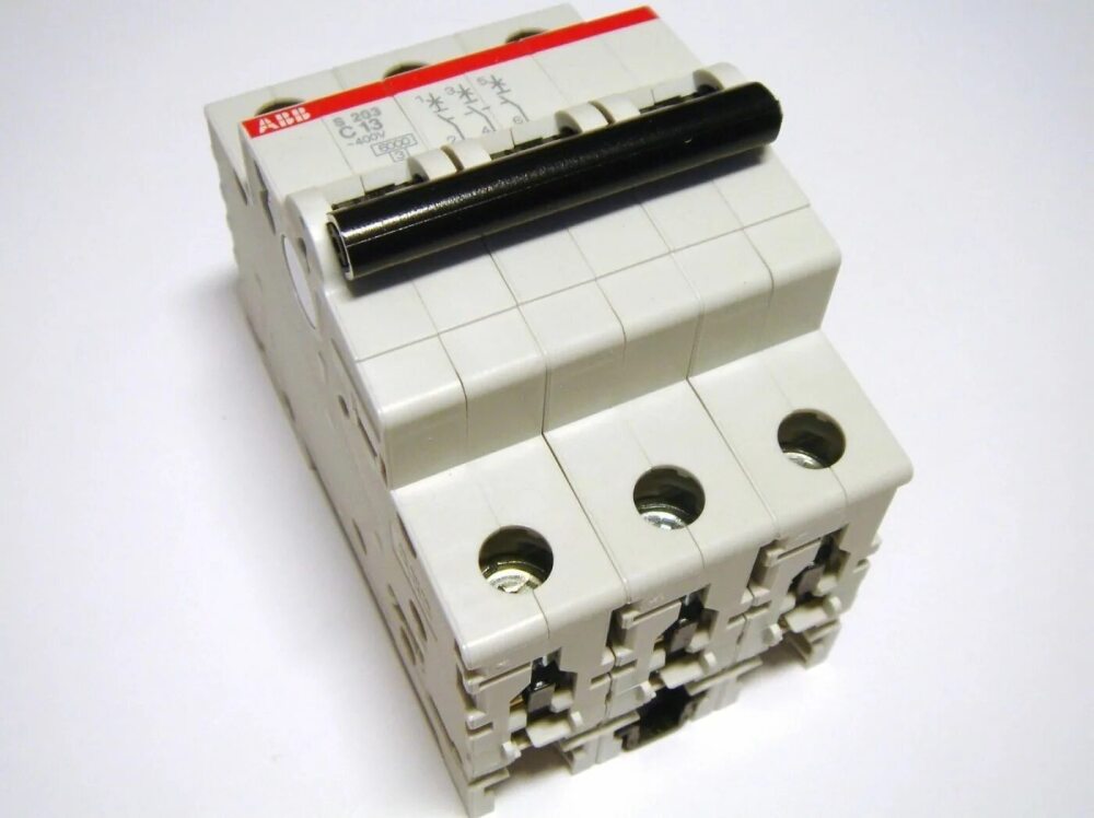 ABB S203 C13 Автоматический выключатель 3-х полюсный 13А 10кА с хар. 2СDS253001R0134 c100 в Москве