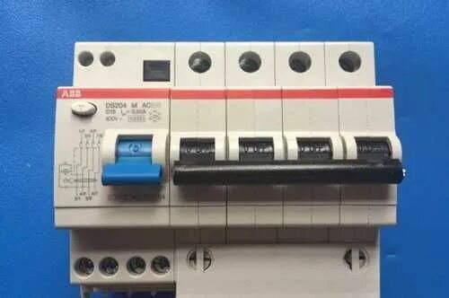 ABB DS204 AC-C10/0.03 Диффер.автомат 4-х полюсный 10А 30мА 6кА 2CSR254001R1104 автомат двухполюсный sh202l c10 в Москве
