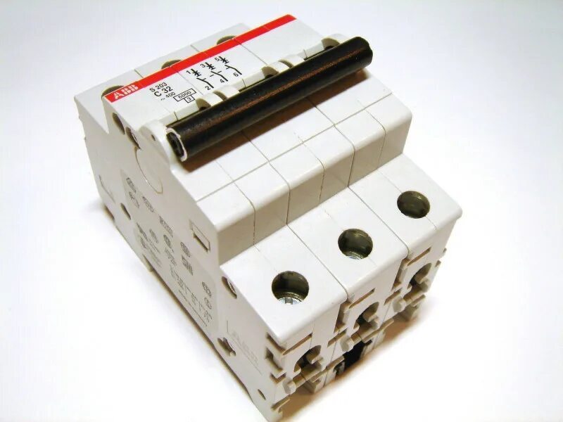 ABB S203 C32 Автоматический выключатель 3х полюсный 32А 6кА с хар С 2CDS253001R0324 в Москве