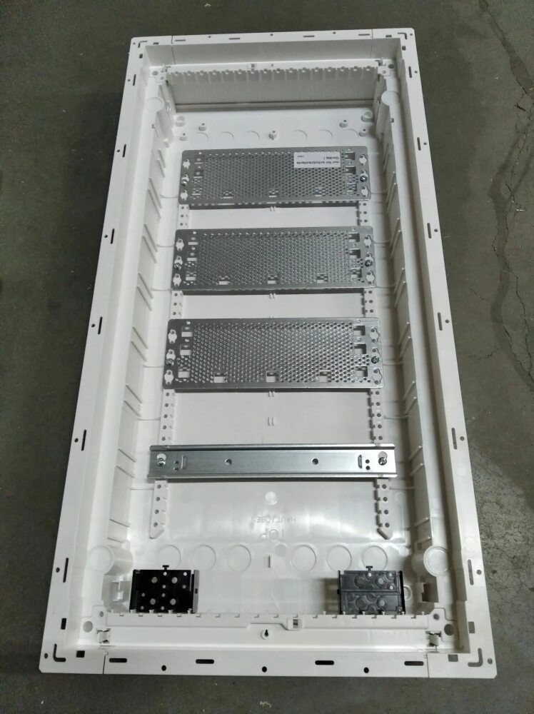 ABB UK600 Бокс внутренний 12м с белой дв. с винтовыми N/PE UK610V2RU в Москве